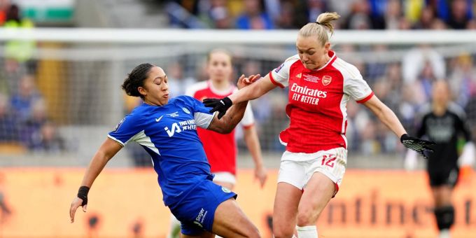 Arsenals Frida Maanum (r) war beim Ligapokal-Final gegen Chelsea zusammengebrochen. Frida Maanum