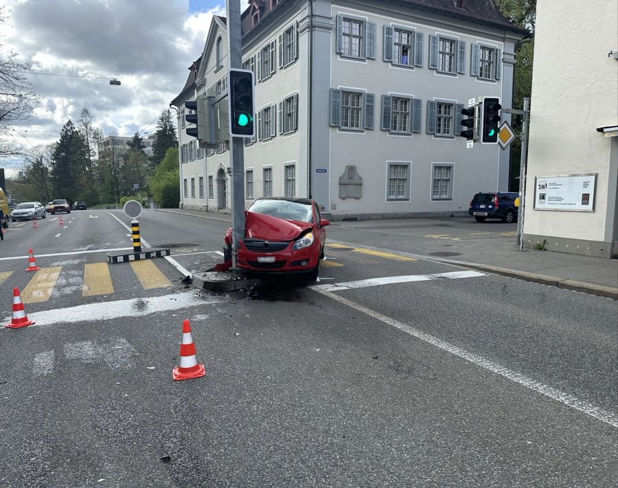 Der Autofahrer prallte gegen eine Lichtsingalanlage.