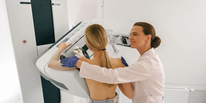 Das Mammografie-Screening, eine Röntgenaufnahme der Brust, dient der Früherkennung von Krebs. Frau bei Mammografie