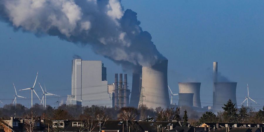 Das Kraftwerk Neurath bei Pulheim in Nordrhein-Westfalen ist ein mit Braunkohle betriebenes Grundlastkraftwerk. (Archivbild)