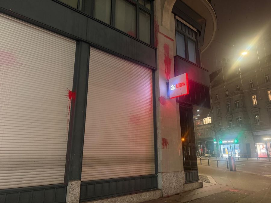 Die UBS-Filiale an der Bahnhofstrasse wurde mit Farbbeuteln beworfen.