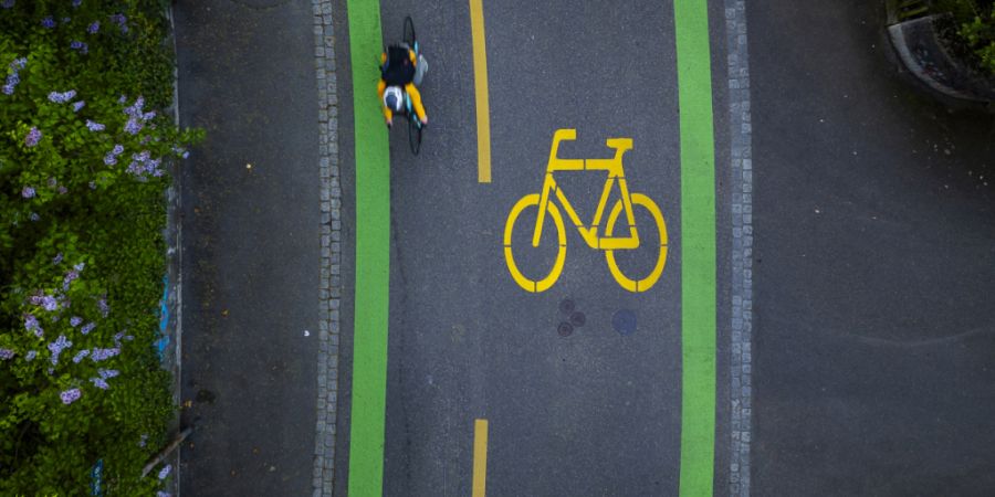 Der vom Freiburger Kantonsparlament bewilligte Kredit soll in die Planung zur Weiterentwicklung von Strassen und Radwegen fliessen. (Symbolbild)