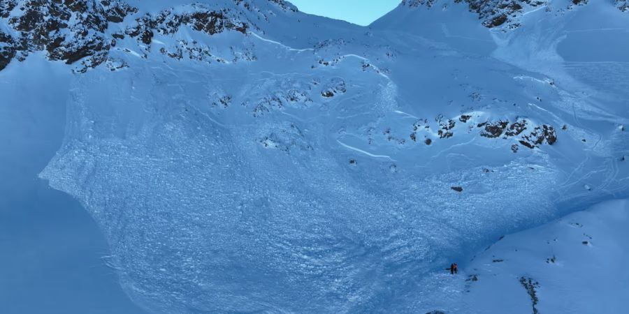 Anfang Februar folgt das nächste Unglück. Am Piz Alv in Pontresina wird eine slowakische Skitourengruppe von den Schneemassen erfasst. Ein 53-jähriger Mann kann nur noch tot geborgen werden.