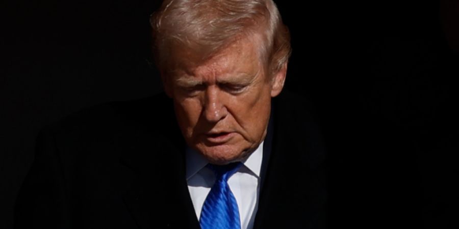 dpatopbilder - US-Präsident Donald Trump steigt bei seiner Ankunft auf der Joint Base Andrews aus der Air Force One aus. Foto: Luis M. Alvarez/AP/dpa