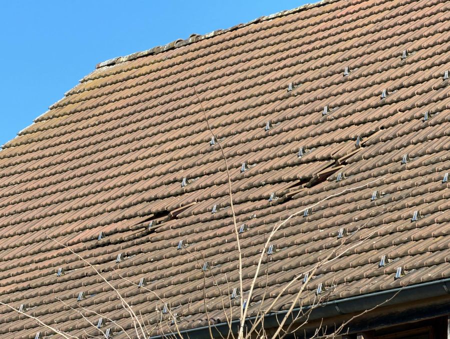 Dieses Hausdach wurde durch die Explosion eingedrückt.