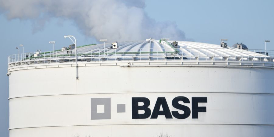 Der weltgrösste Chemiekonzern BASF muss sparen. Überkapazitäten auf dem Weltmarkt, hohe Energiepreise und der allgemeine Kostendruck machen der Gruppe zu schaffen.(Archivbild)