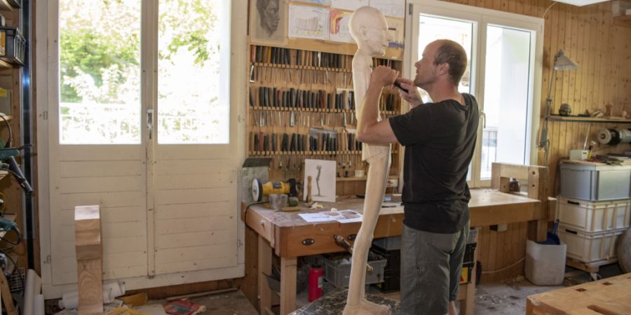 Der Urner Holzbildhauer Peter Bissig aus Isenthal schnitzt eine Holzskulptur. (Archivaufnahme)