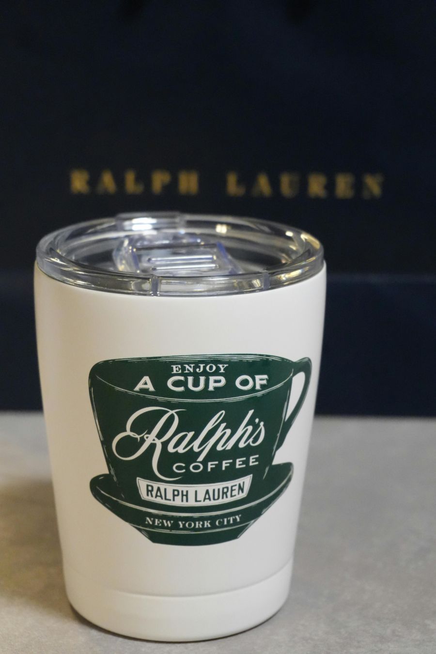 Ralph's Coffee gehört zur bekannten Luxus-Kleidermarke Ralph Lauren.