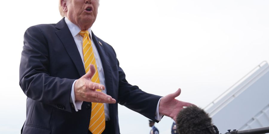 US-Präsident Donald Trump spricht mit Reportern. Foto: Matt Rourke/AP/dpa