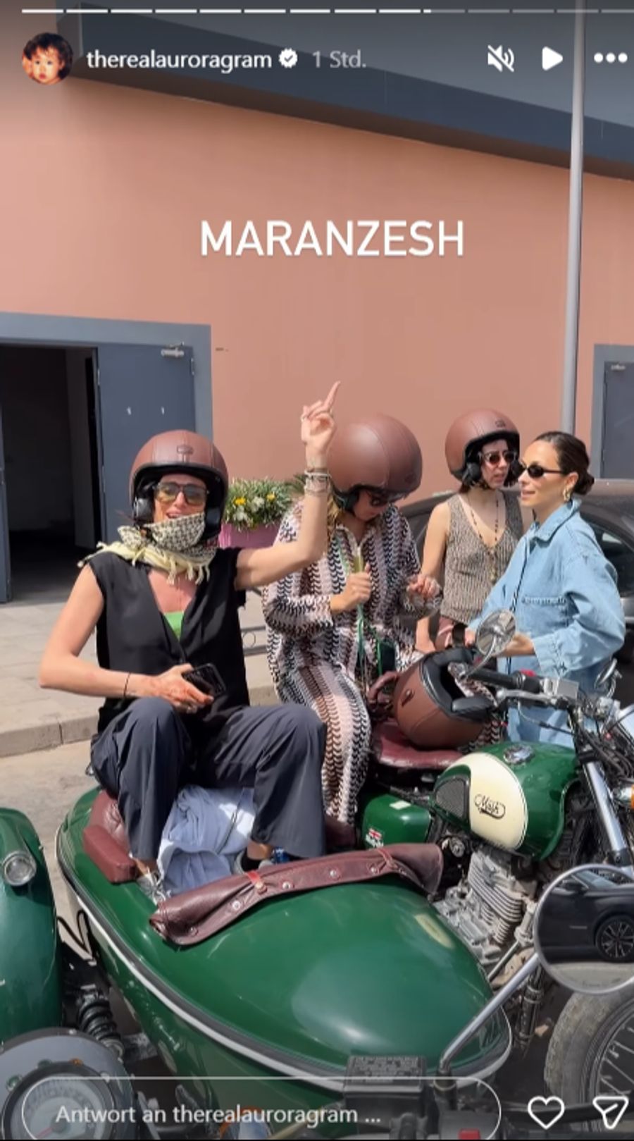 Die Partycrew macht am nächsten Tag einen Töff-Ausflug.