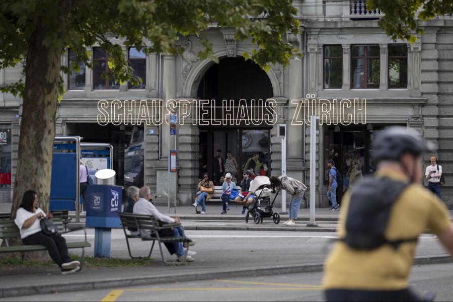 Die Führungsetage des Zürcher Schauspielhauses, bestehend aus vier Personen, verdient jährlich rund 850'000 Franken. (Archivbild)