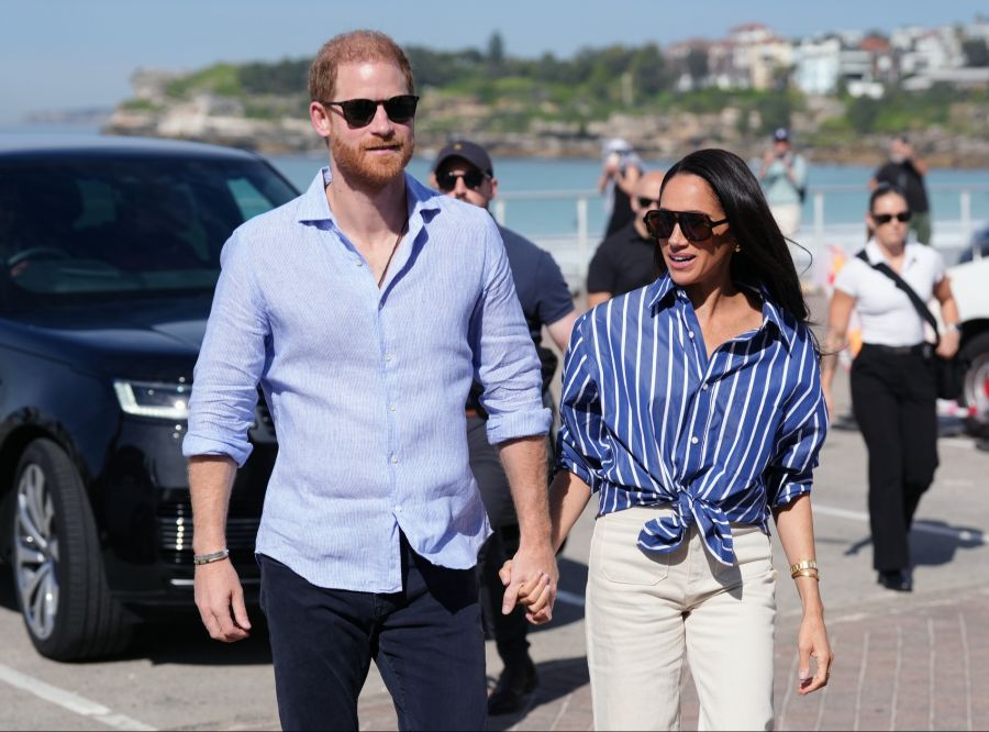 Harry und Meghan besuchen in Bondi einen Termin mit Rettungsschwimmern und weiteren Beteiligten.