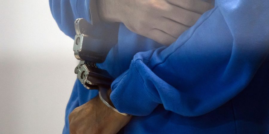 ARCHIV - Taleb al-Abdulmohsen steht im Gerichtssaal des temporären Gerichtsgebäudes vom Landgericht Magdeburg an der Anklagebank, die von einem Kasten aus Sicherheitsglas umgeben ist....