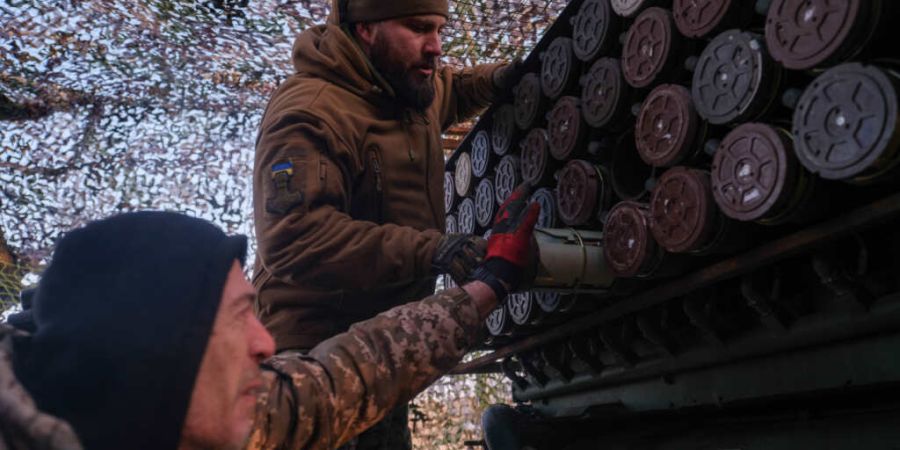 HANDOUT - Auf diesem Foto, das vom Pressedienst der 93. Kholodnyi Yar Separate Mechanized Brigade der Ukraine zur Verfügung gestellt wurde, ist ein MRLS BM-21 «Grad» bereit, auf Stellu...