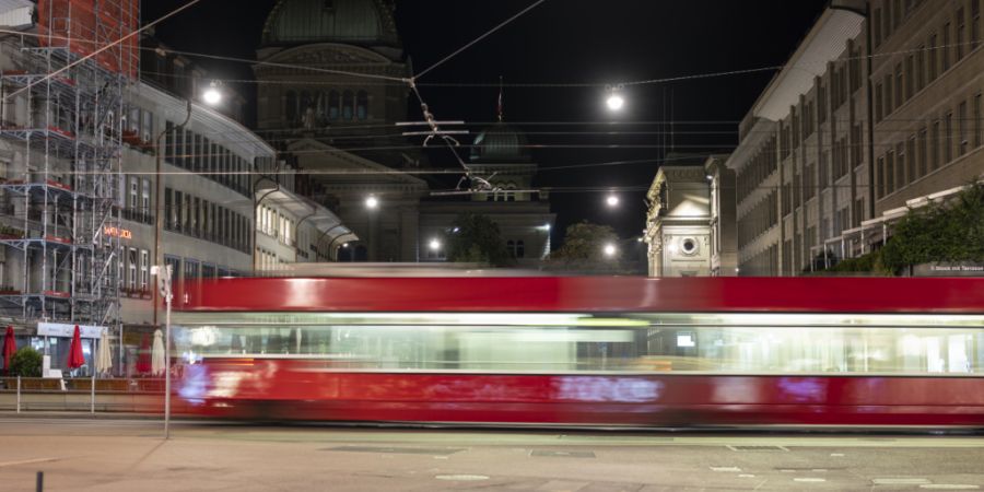 Ein Mann ist in der Stadt Bern frontal von einem Tram erfasst worden. (Symbolbild)