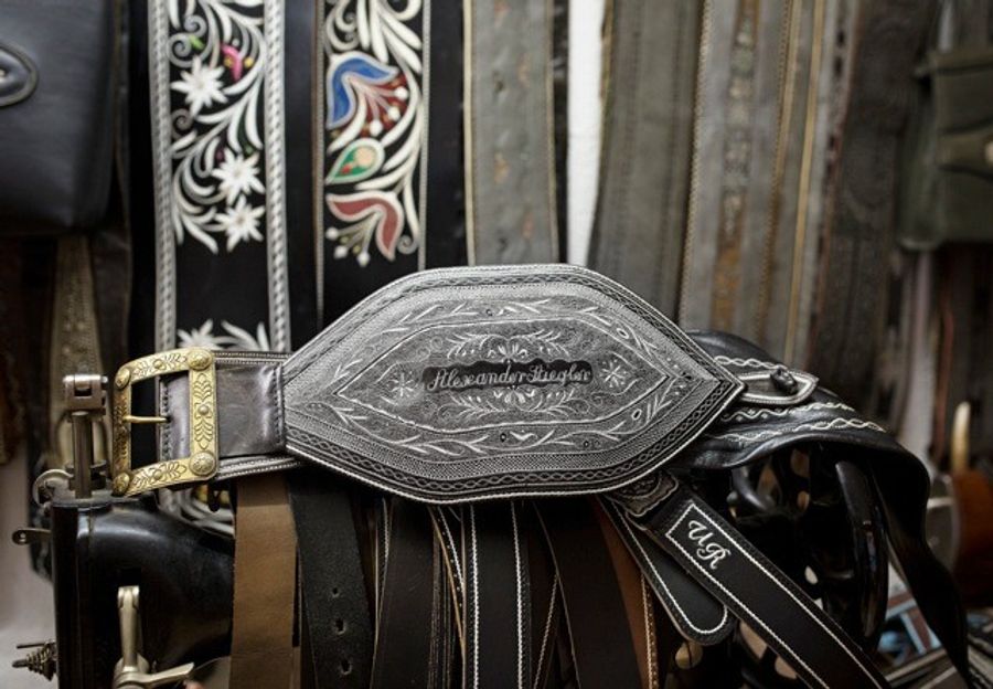 Alexander Stiegler gehört zu den letzten in Österreich, die das feinsinnige Handwerk der Federkielstickerei beherrschen.