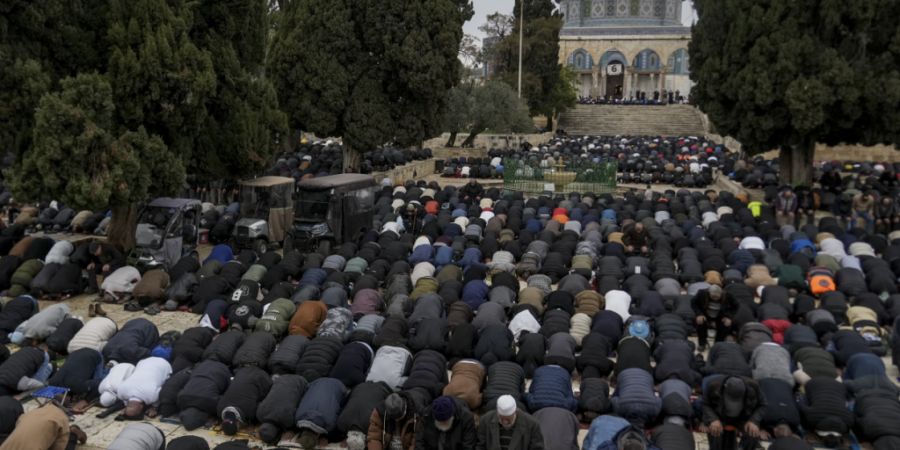 ARCHIV - Muslimische Gläubige nehmen im Jahr 2025 am Freitagsgebet auf dem Gelände der al-Aqsa-Moschee in der Altstadt von Jerusalem während des heiligen Monats Ramadan teil. Foto: M...