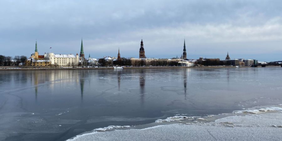 ARCHIV - Blick auf die Altstadt über den teils zugefrorenen Fluss Daugava. Foto: Alexander Welscher/dpa