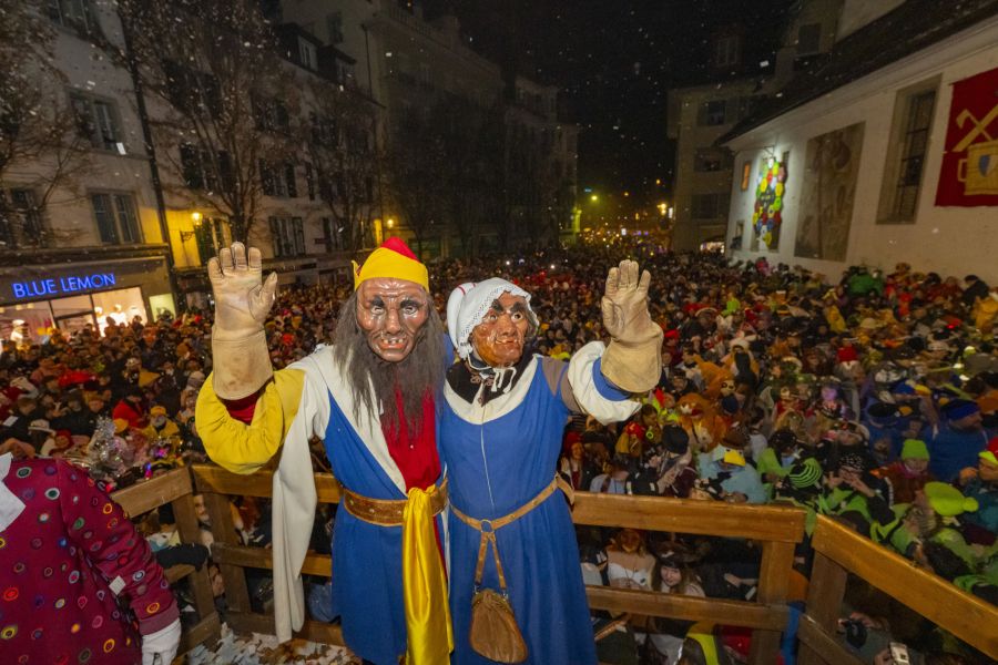 Der Fritschivater (links) begrüsst am Schmutzigen Donnerstag die tausenden Fasnachts-Fans.