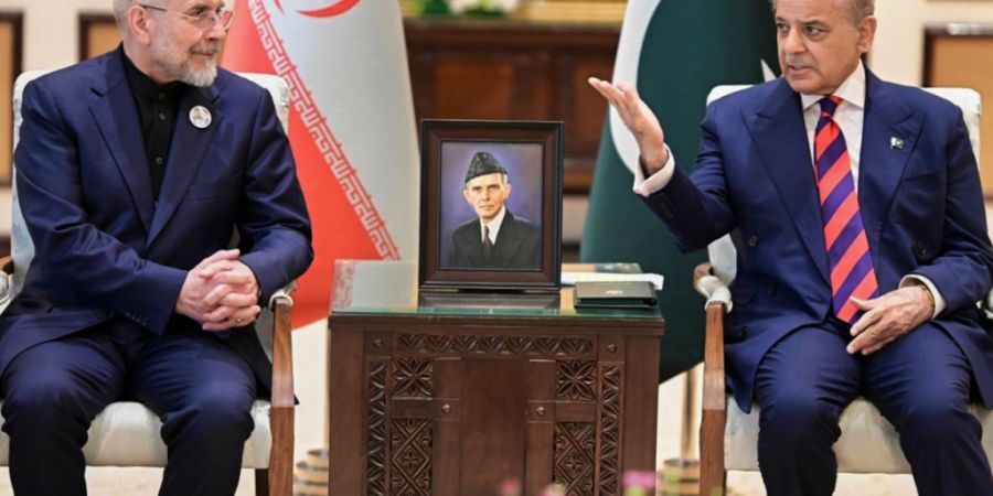 HANDOUT - Auf diesem vom Büro des pakistanischen Premierministers via AP veröffentlichten Foto spricht der iranische Parlamentssprecher Mohammad Bagher Ghalibaf (l) mit dem pakistanis...