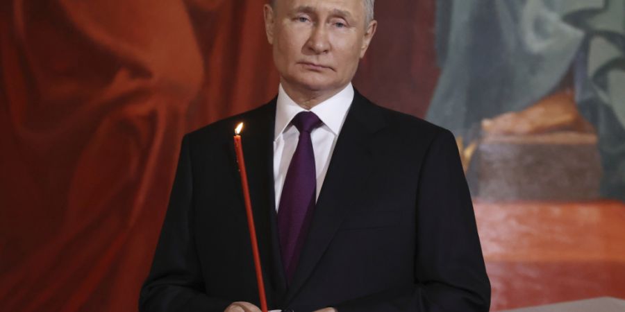ARCHIV - Dieses von der staatlichen russischen Nachrichtenagentur Sputnik via AP veröffentlichte Foto zeigt Wladimir Putin, Präsident von Russland, der an einem orthodoxen Ostergottes...