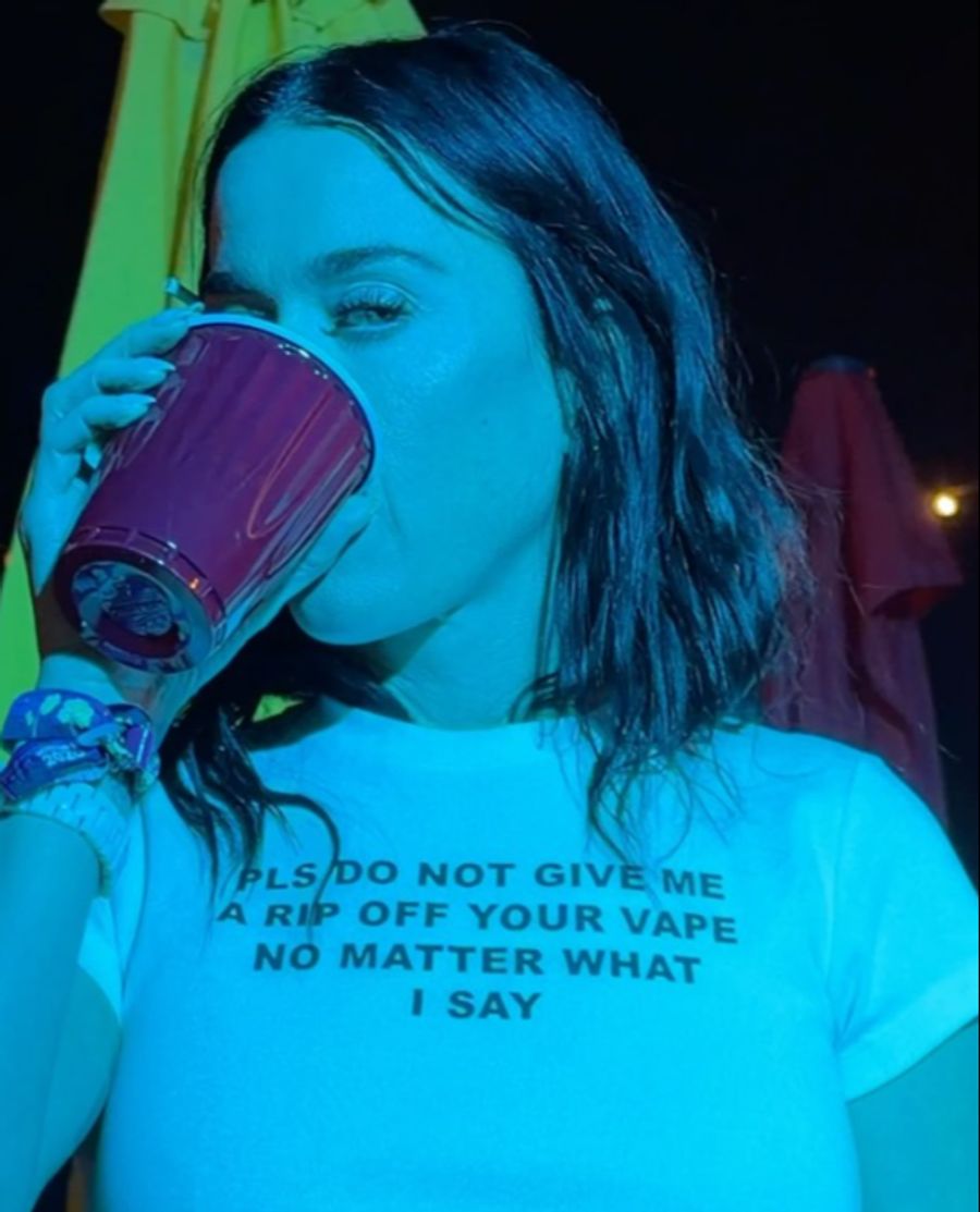 Die Sängerin gönnt sich etwas zu trinken.