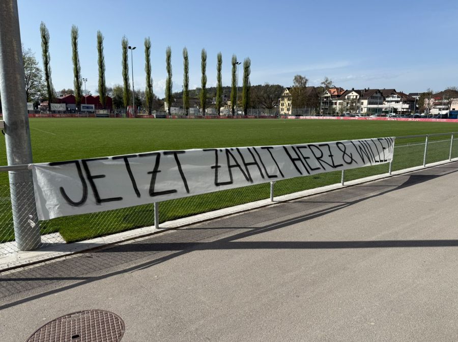 «Jetzt zählt Herz & Wille!», steht auf einem Banner.
