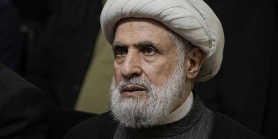 ARCHIV - Naim Kassim, bisher stellvertretender Anführer der Hisbollah, hört sich eine Rede des damaligen Führers Nasrallah an, übertragen auf einem Bildschirm. Foto: Bilal Hussein/A...