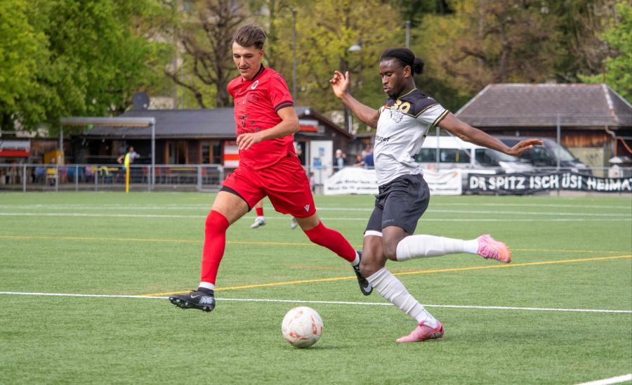 Essa Jaiteh (Breitenrain) zieht an Nico Marzino (Esperia) vorbei.