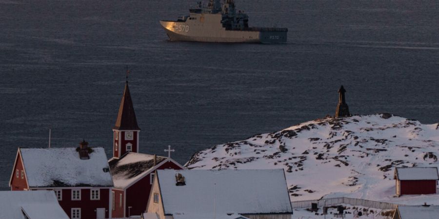 ARCHIV - Ein Militärschiff patrouilliert in der Nähe von Nuuk. Foto: Evgeniy Maloletka/AP/dpa/Archivbild