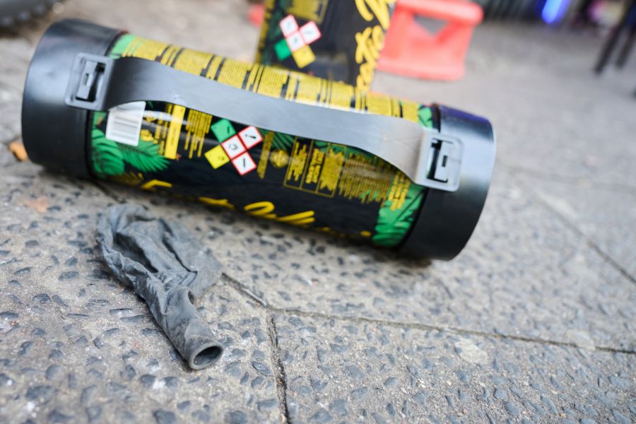 In Deutschland sind solche grossen Lachgas-Behälter erhältlich.