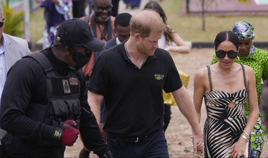 Die unbekannte Frau lauerte Harry und Meghan auch schon in Nigeria auf.
