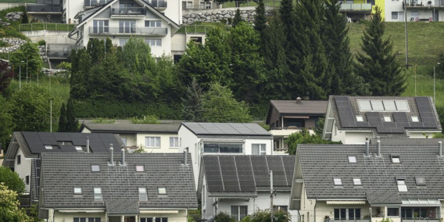 Die Preise für Wohneigentum sind in der Schweiz im vergangenen Jahr weiter gestiegen. Vor allem Einfamilienhäuser verteuerten sich.(Symbolbild)
