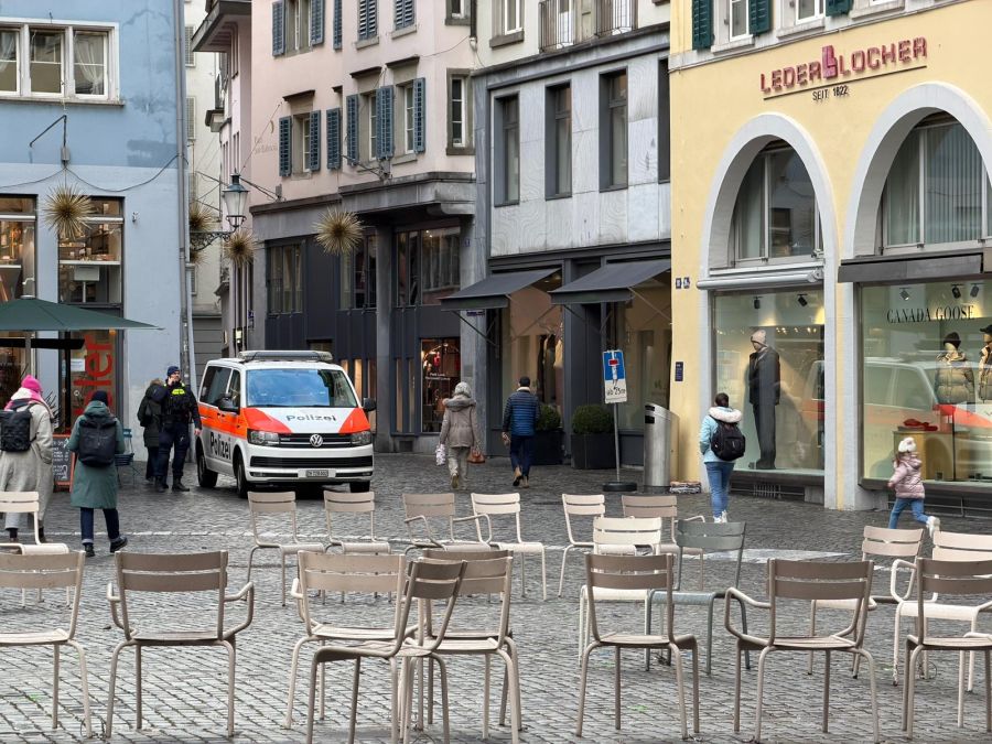 An jedem Zugang zum Münsterhof stand ein Fahrzeug.