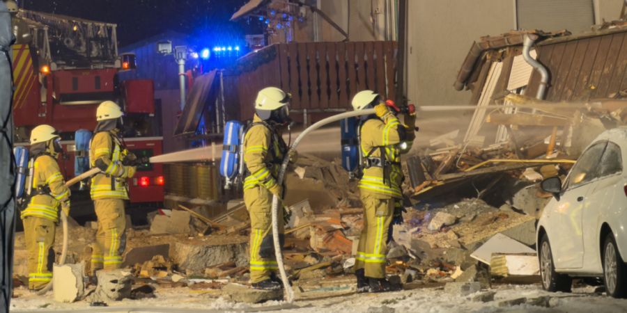 dpatopbilder - Feuerwehrleute arbeiten am Ort der Explosion. Foto: Jannik Nölke/dpa