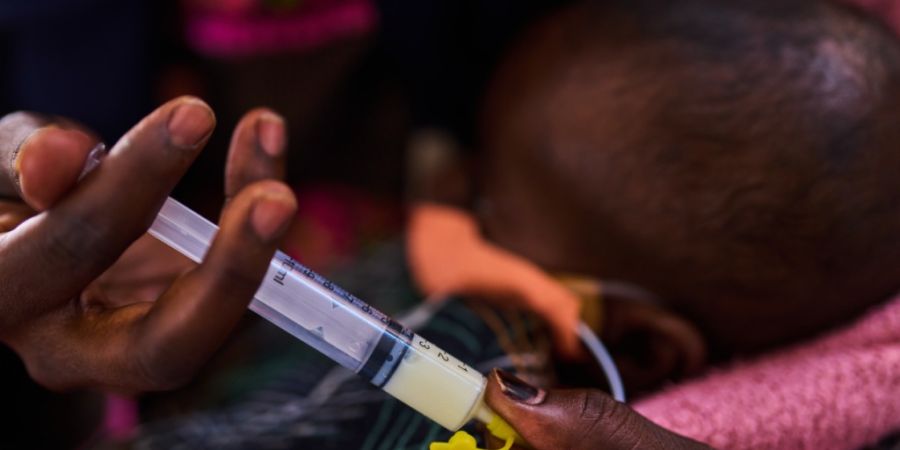 Eine Mutter füttert ihren Sohn, der wegen Unterernährung behandelt wird, im Stabilisierungszentrum eines Kinderkrankenhauses mit Babynahrung. Foto: Bernat Armangue/AP/dpa