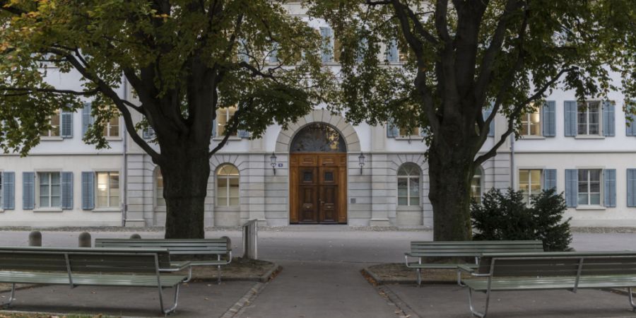 Eine 51-jährige Frau muss sich am Montagnachmittag vor dem Zürcher Obergericht verantworten. Sie soll ihren Ehemann mit Brandbeschleuniger übergossen und angezündet haben. (Symbolbild)