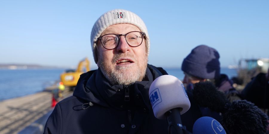 Bürgermeister Partheil-Böhnke hat die Nase voll vom Helden der Stunde: Er zweifelt an der Expertise des Promi-Meeresbiologen im Fall «Timmy».