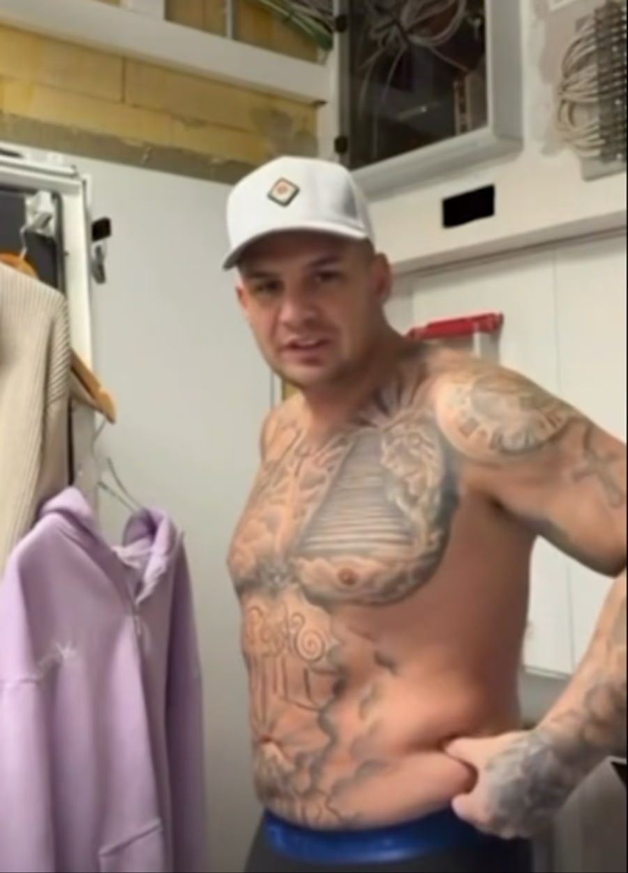 Pietro zeigt Anfang Dezember seine Problemzone auf Instagram: Der Speck auf der Hüfte soll weg.