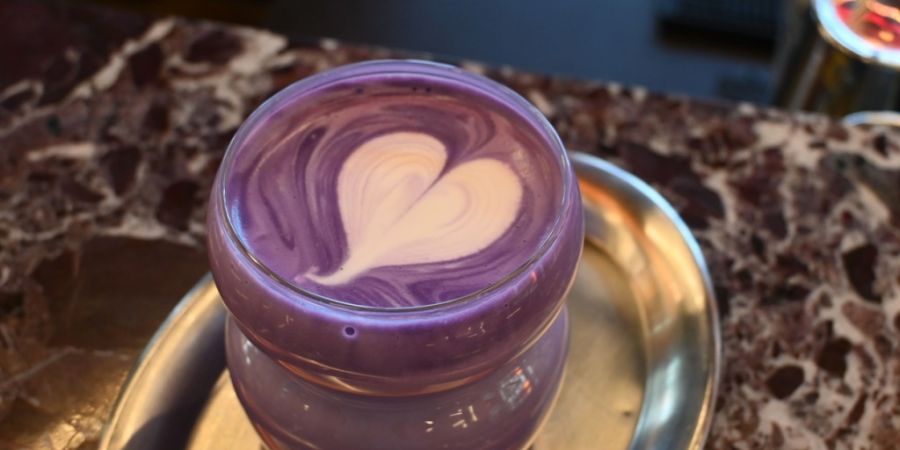 Auf den Philippinen sind Süssigkeiten aus der leuchtend violetten Yamswurzel Ube fester Bestandteil der Kultur. Nun gewinnt die Spezialität auch in der Schweiz an Bekanntheit.