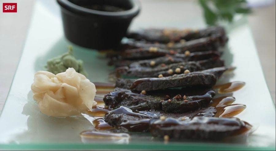 Die Radio-Moderatorin staunt über das Aussehen des Fleisches.