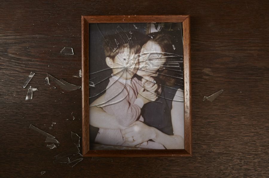 Der Beschuldigte begründet diese Nachrichten damit, dass er unter der Affäre seiner Ehefrau gelitten habe.