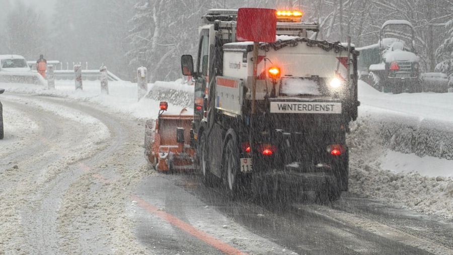 Auch der Winterdienst ist vor Ort.