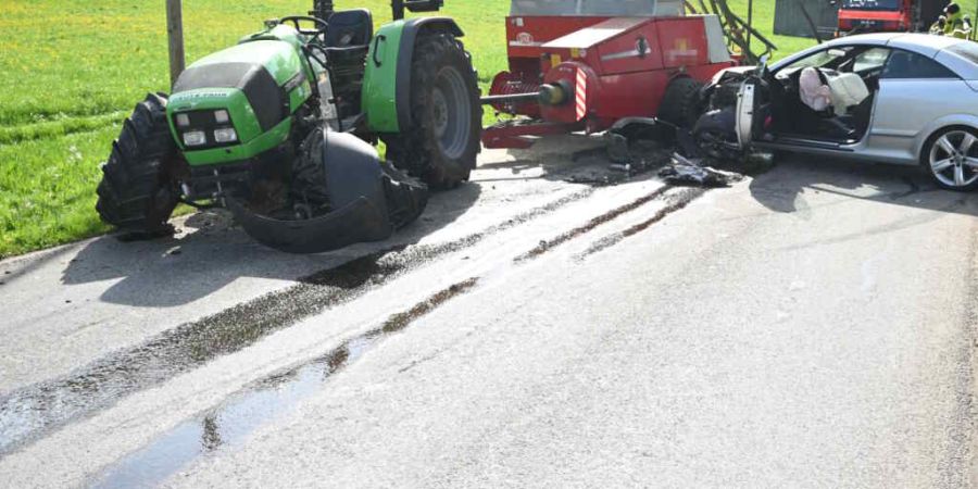 Ein übermüdeter 21-jähriger Autofahrer geriet am Samstagmorgen auf die Gegenfahrbahn und kollidierte frontal mit dem Traktor eines 57-Jährigen.