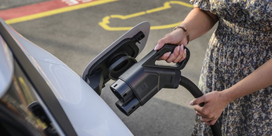 Der E-Auto-Anteil beträgt schweizweit 5,5 Prozent. Mehr als doppelt so hoch ist er im Kanton Zug. (Symbolbild)