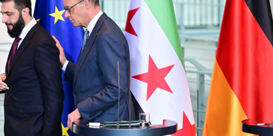 dpatopbilder - Bundeskanzler Friedrich Merz und Ahmed al-Scharaa. Foto: Sebastian Christoph Gollnow/dpa