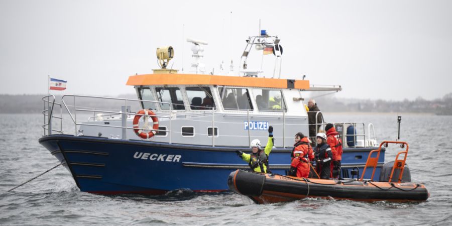 Umweltschützer und Einsatzkräfte stehen in der Nähe des Buckelwals. Nach seiner zwischenzeitlichen Befreiung von einer Sandbank liegt der Buckelwal noch immer in der Wismarer Bucht. ...