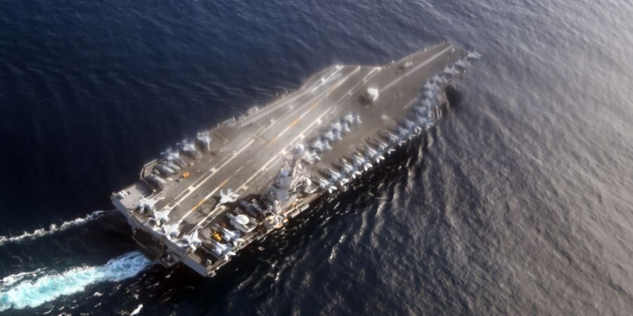 ARCHIV - Der Flugzeugträger «USS Gerald R. Ford» fährt durch die Nordsee. Foto: Federico Gambarini/dpa/Archivbild