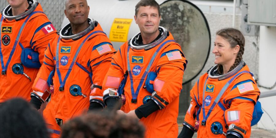 Die Astronauten der Artemis-II-Mission - Jeremy Hansen, Victor Glover, Reid Wiseman und Christina Koch - vor dem geplanten Start am Kennedy Space Center in Cape Canaveral.