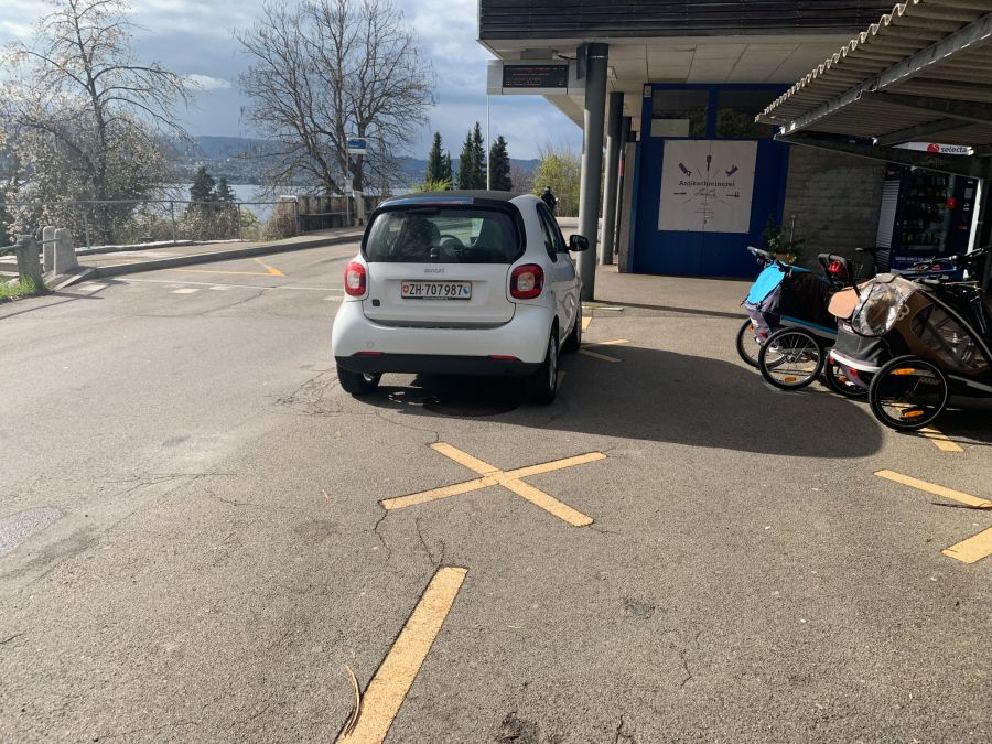 Der Chauffeur wartete im Personalauto auf seine Schicht. Mit Fragen von Pendlern wollte er nichts zu tun haben.